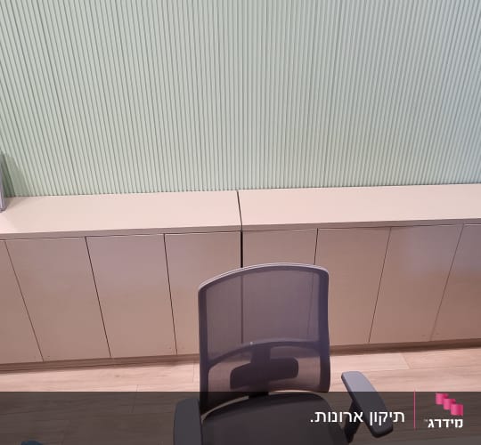 ארון עץ עם דלתות סגורות במשרד